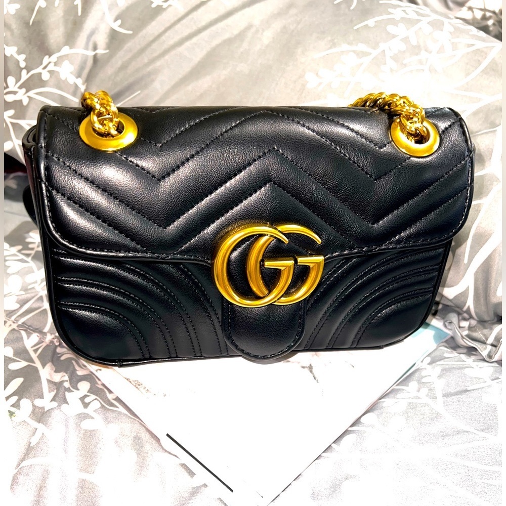 🖤🖤🖤LIKE NEW SUPER CUTE MEDIUM SIZE CROSSBODY🖤🖤🖤